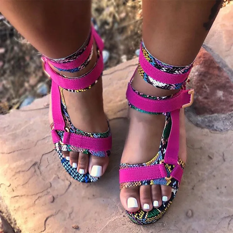 Сандалии женские камуфляжные на танкетке с принтом змеиной кожи липучке