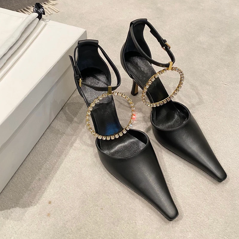 

Женские туфли на небольшой квадратный носок босоножки черного и белого цвета стразы кольцо туфли на высоком каблуке с ремешком на щиколотк...