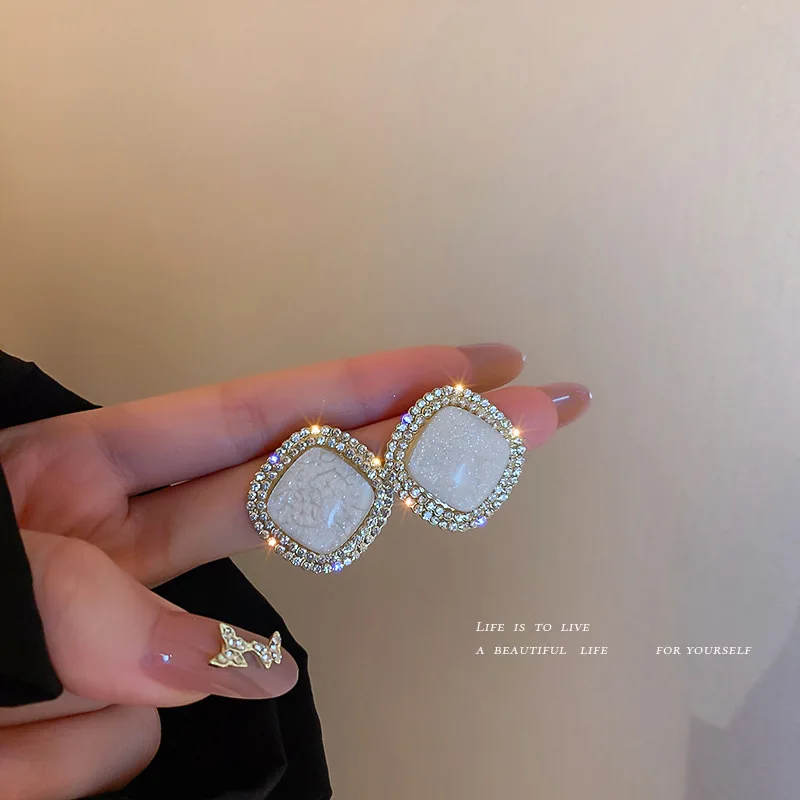 

Korean Fashion Simple Atmosphere French Retro High Sense 925 Silver Needle Diamond Resin Super Flash Earrings