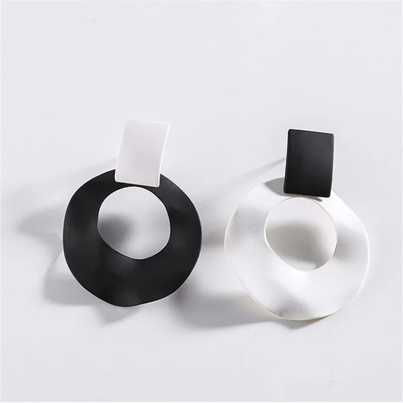 

Black and white geometric circle 2020 new tide earrings senior feeling exaggerated personality in Europe and the stud earrings