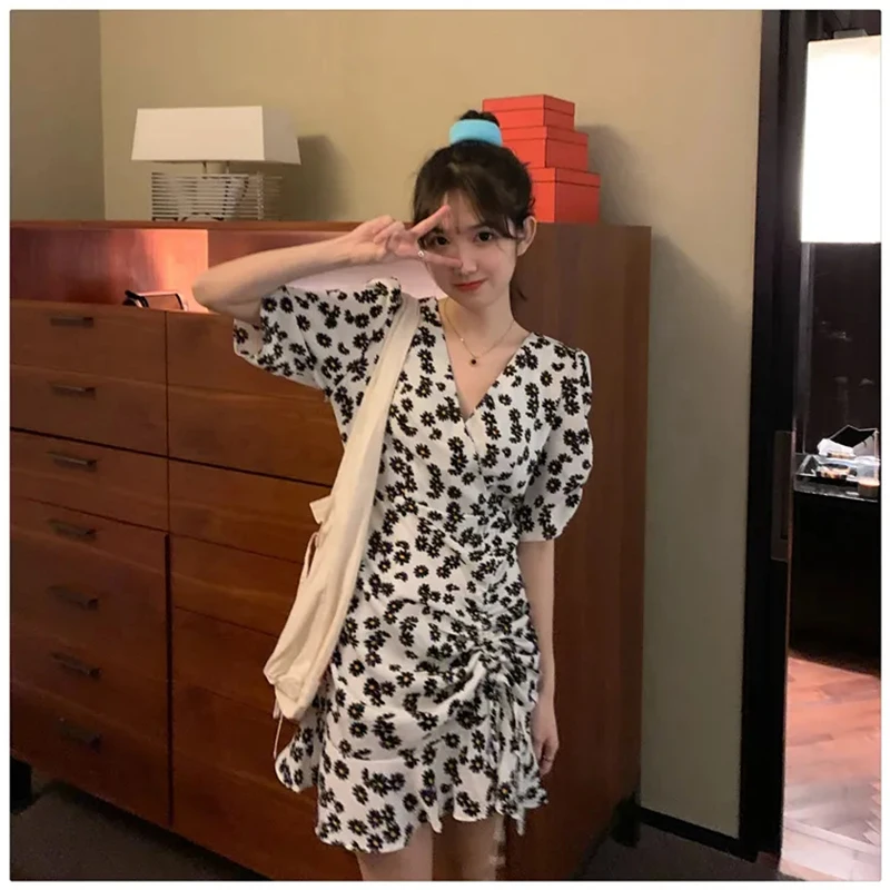 

2021 summer women's clothing Floral niche sexy folds waist slimming V-neck short-sleeved daisy dress