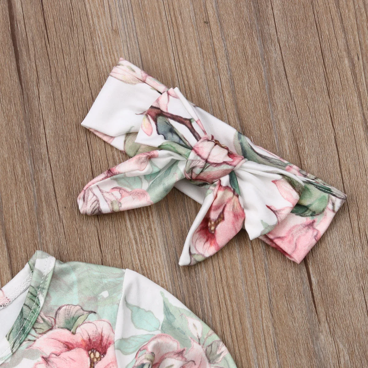 Спортивный комбинезон в горошек с цветочным принтом для новорожденных и