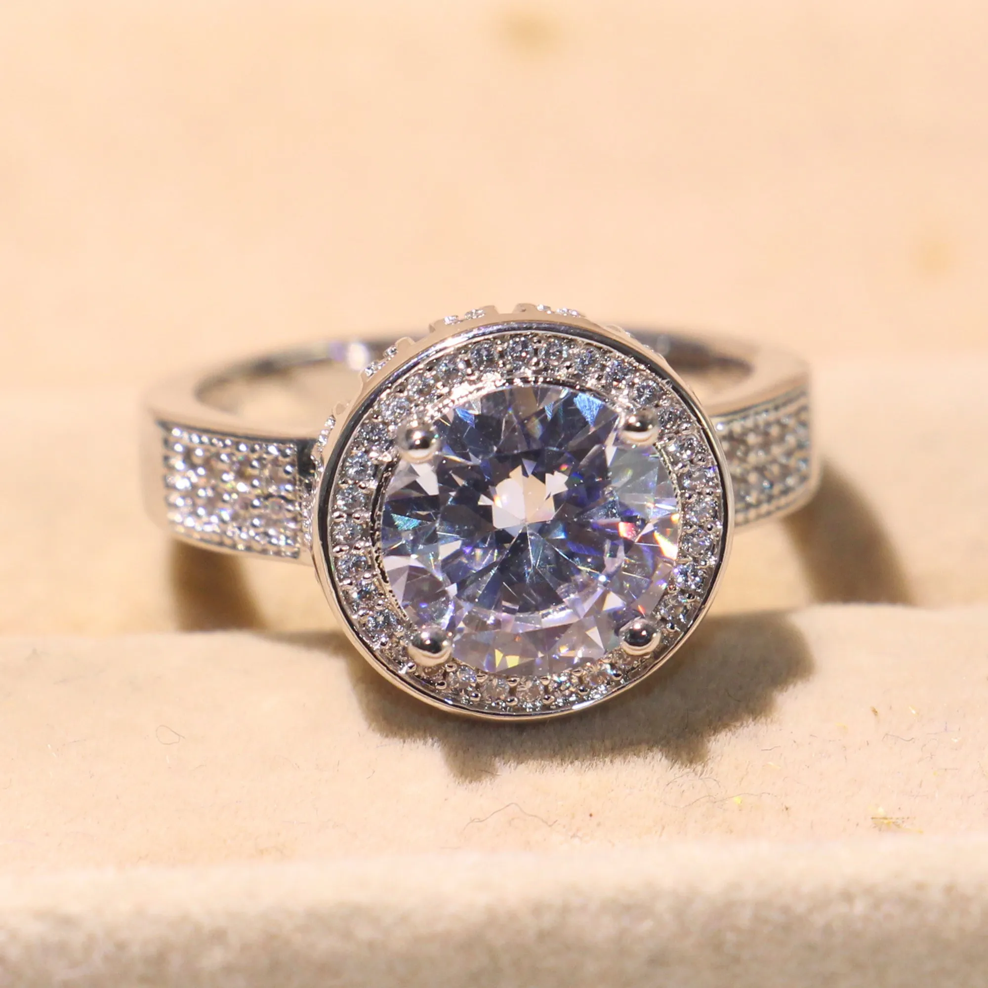 Женское кольцо из серебра 925 пробы с фианитами круглой огранки размеры 5-10 |