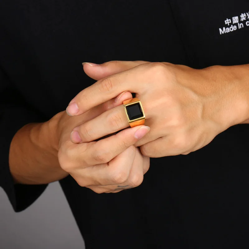Мужское байкерское кольцо с черным камнем квадратное из нержавеющей стали