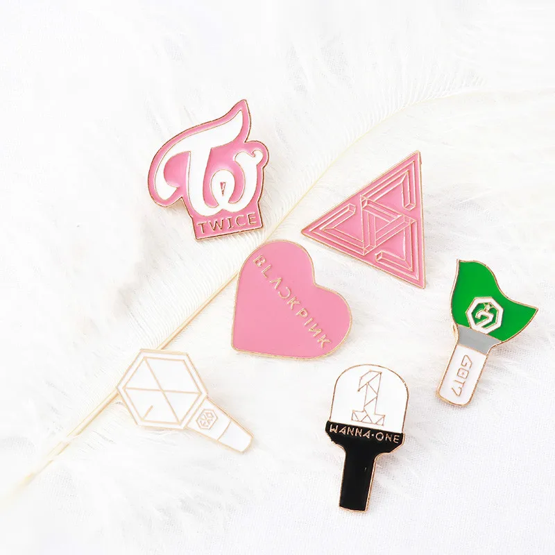KPOP звезда группа Броши LightStick булавки дважды EXO GOT7 WANNA ONE SEVENTEEN логотип значок