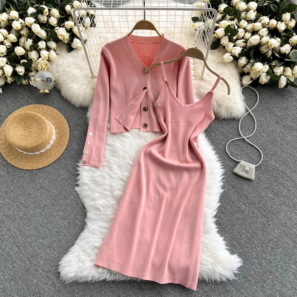 

Женский трикотажный комплект из 2 предметов, короткий свитер с длинным рукавом и платье миди без рукавов на бретелях-спагетти с V-образным вы...