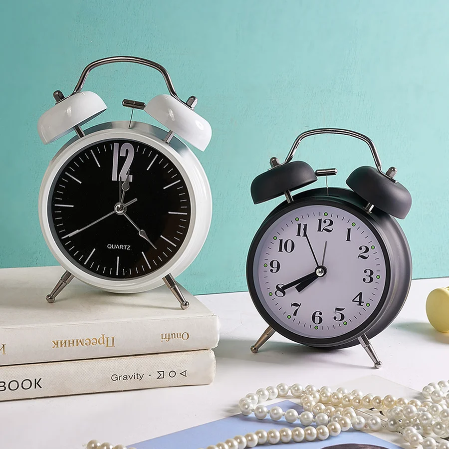 Металлический будильник в скандинавском стиле с повтором и светильник маленькие