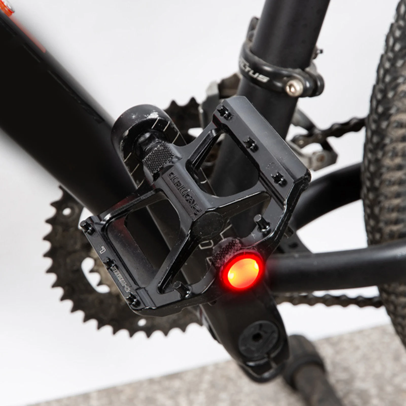 

MTB Bicycle Pedal With Warning Light Alloy Anti-slip Pedals DU Bearings Anti-slip Bicycle Pedals For Cycling Bicycle Accessoriy