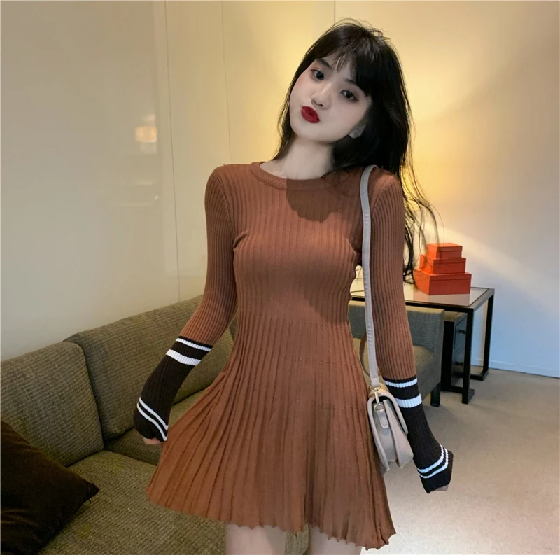 

Real shot 2020 Color matching Autumn and Winter new style with a small black skirt, mid-length high-waisted small slim sweater b