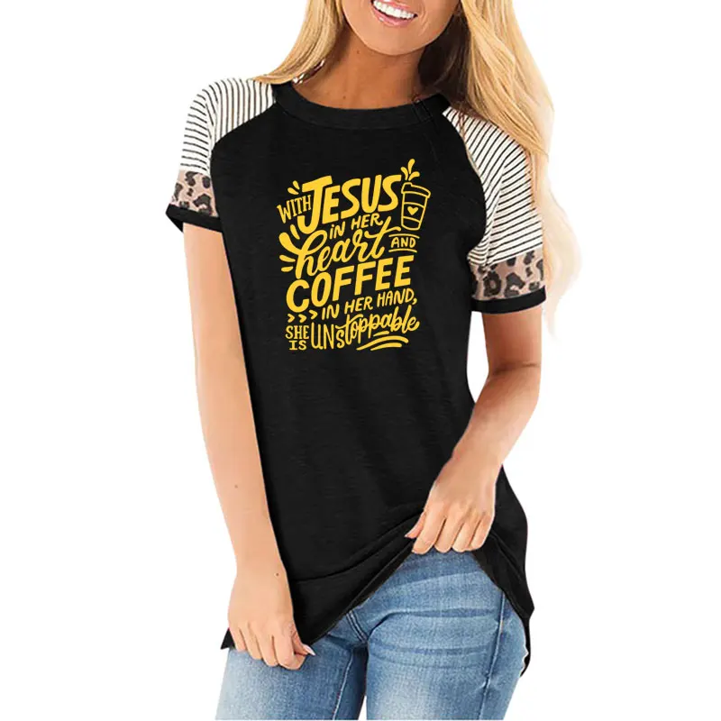 

С Иисусом в ее сердце и кофе в руке Женская вера Бог христианские хлопковые полосатые леопардовые футболки с коротким рукавом