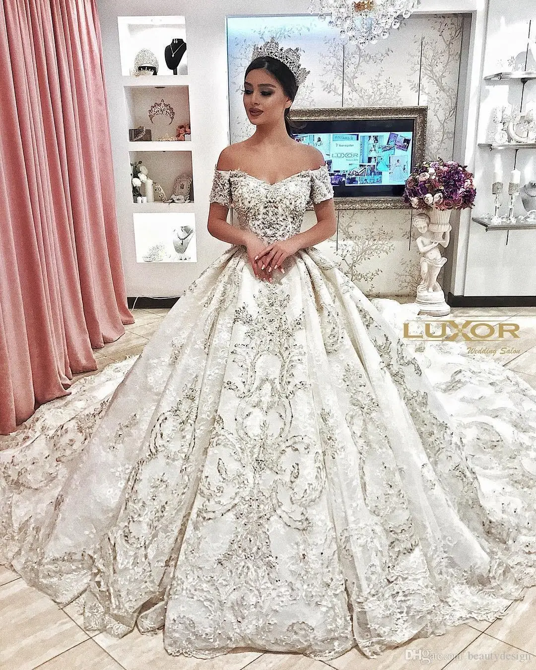 

Dubai Arabic Luxury Sparkly 2019Ivory Wedding Dresses Sexy Bling Beaded Lace Applique Sleeves Chapel Bridal Gowns wedding dress