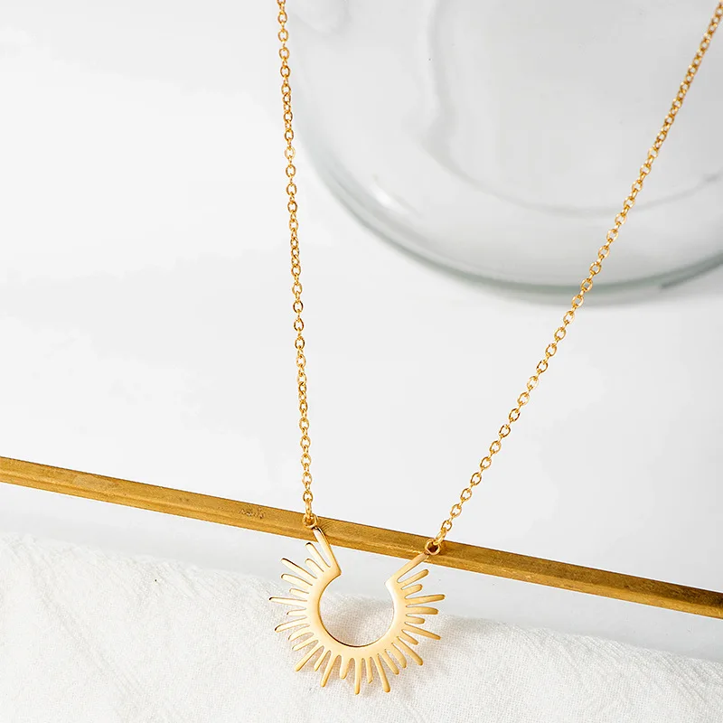 

Simple Sun Titanium Steel Ladies Short Necklace Stainless Steel Jewelry