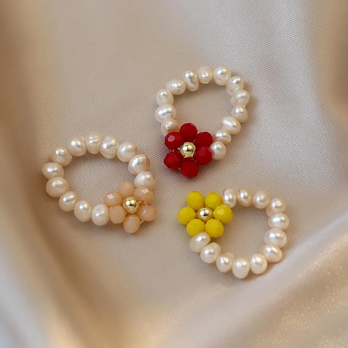 

Romantic Freshwater Pearl Crystal Flower Ring 3 Color Elastic Simple Dlicate Finger Ring for Women Bohemia Party Jewelry 2021