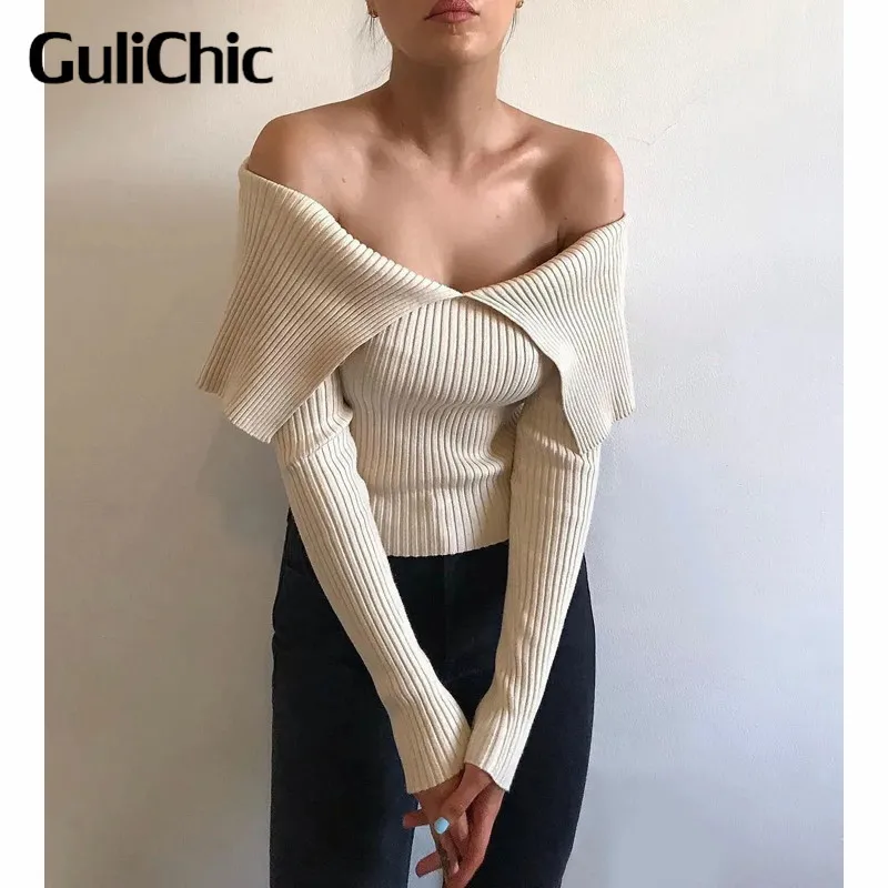 

Женский свитер с отложным воротником, открытыми плечами и длинным рукавом