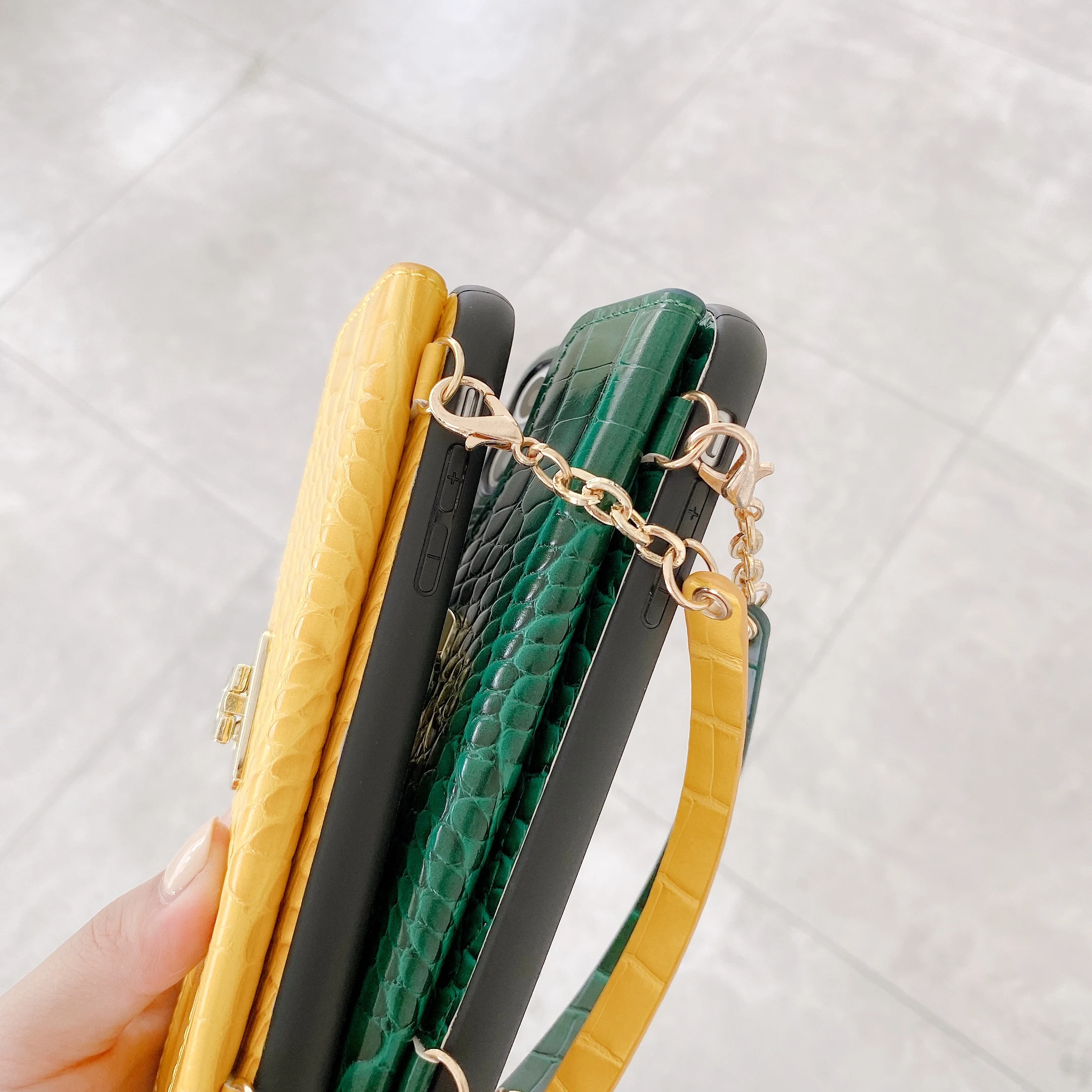 

The pattern of the crocodile leather satchel is suitable for iPhone 11 and iPhone 12 series mobile phone cases