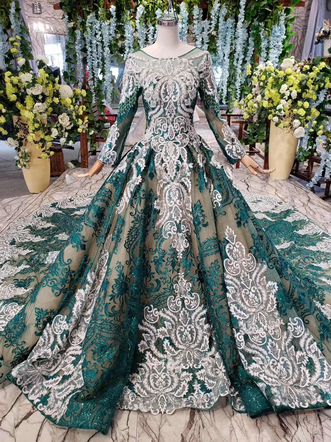 

Dark Green Bridal 2019 Vintage Wedding Dresses Ball Gowns Lace Appliques Crystals Beaded Long Sleeves Lady Bridal Wedding Dress