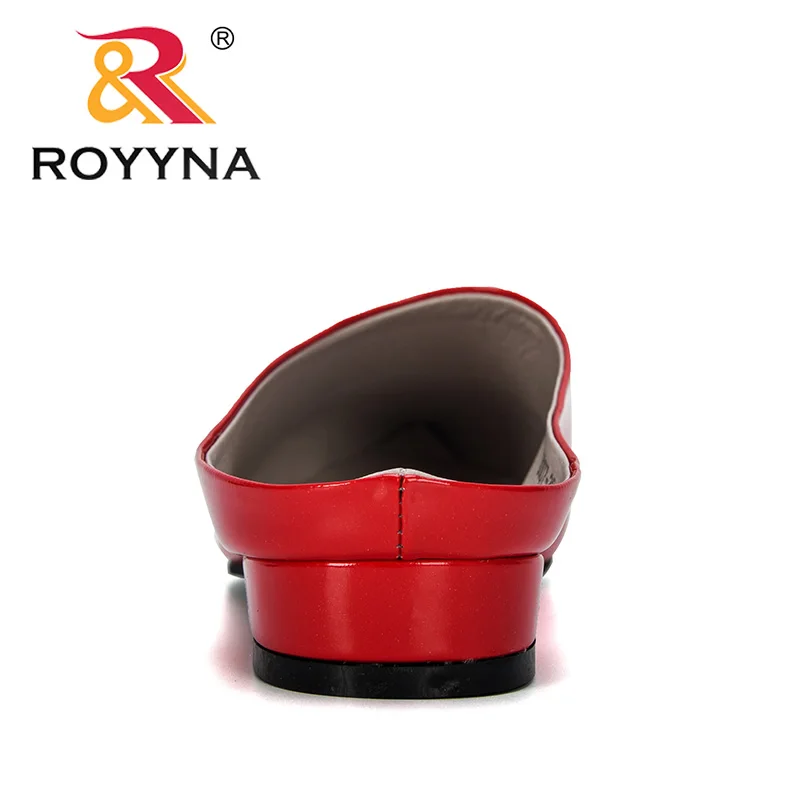 Женские пляжные шлепанцы ROYYNA Повседневные тапочки из кожи низкий каблук