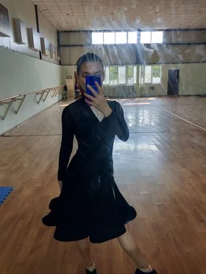 Новые платья для соревнований латинских танцев, Женский костюм для выступлений с v-образным вырезом, юбка с кисточками для латинских танцев, 2 цвета, одежда для соревнований DQS1005