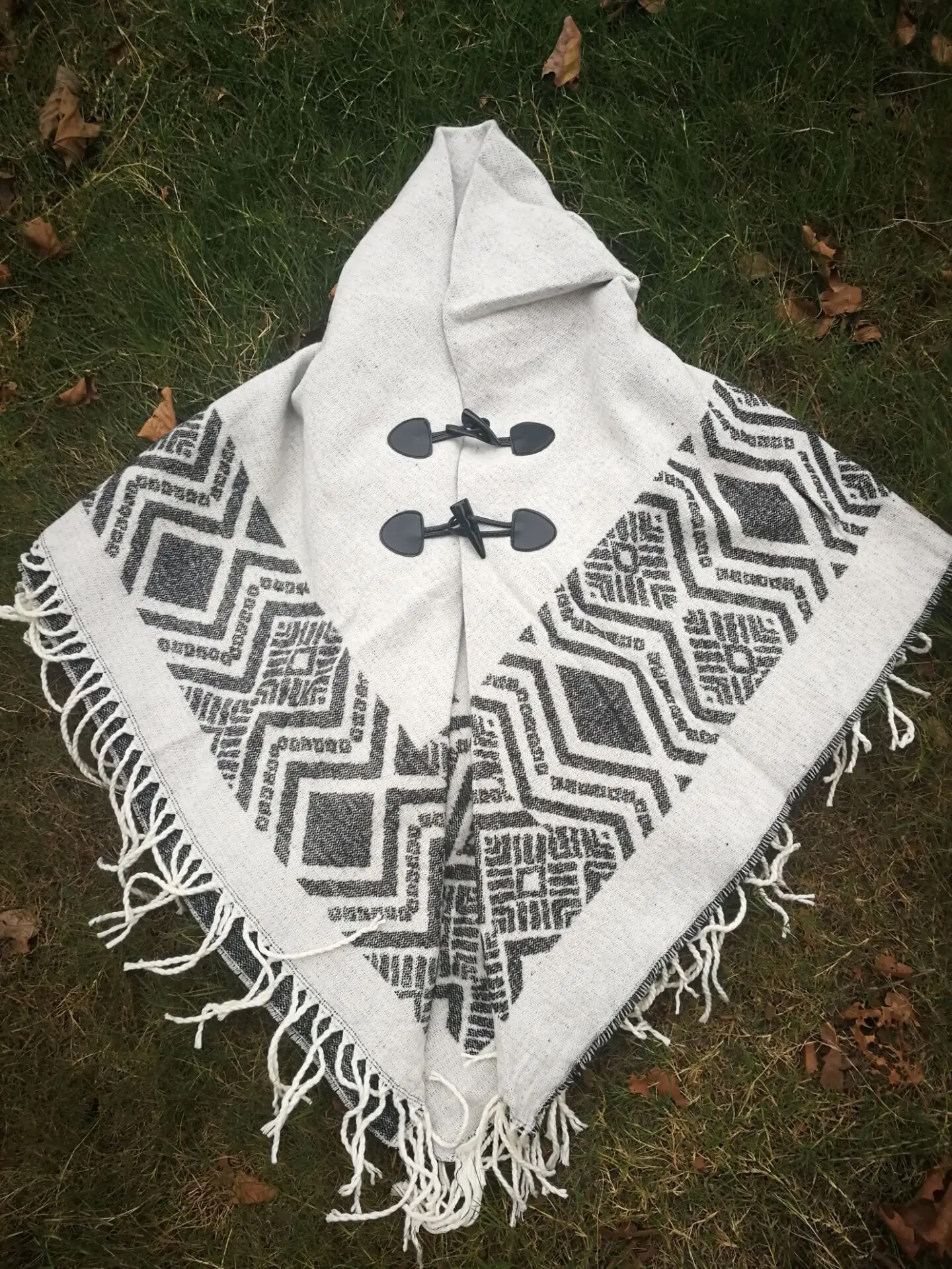 Новинка модное зимнее пончо однотонное плотное из смешанной шерсти с кисточками