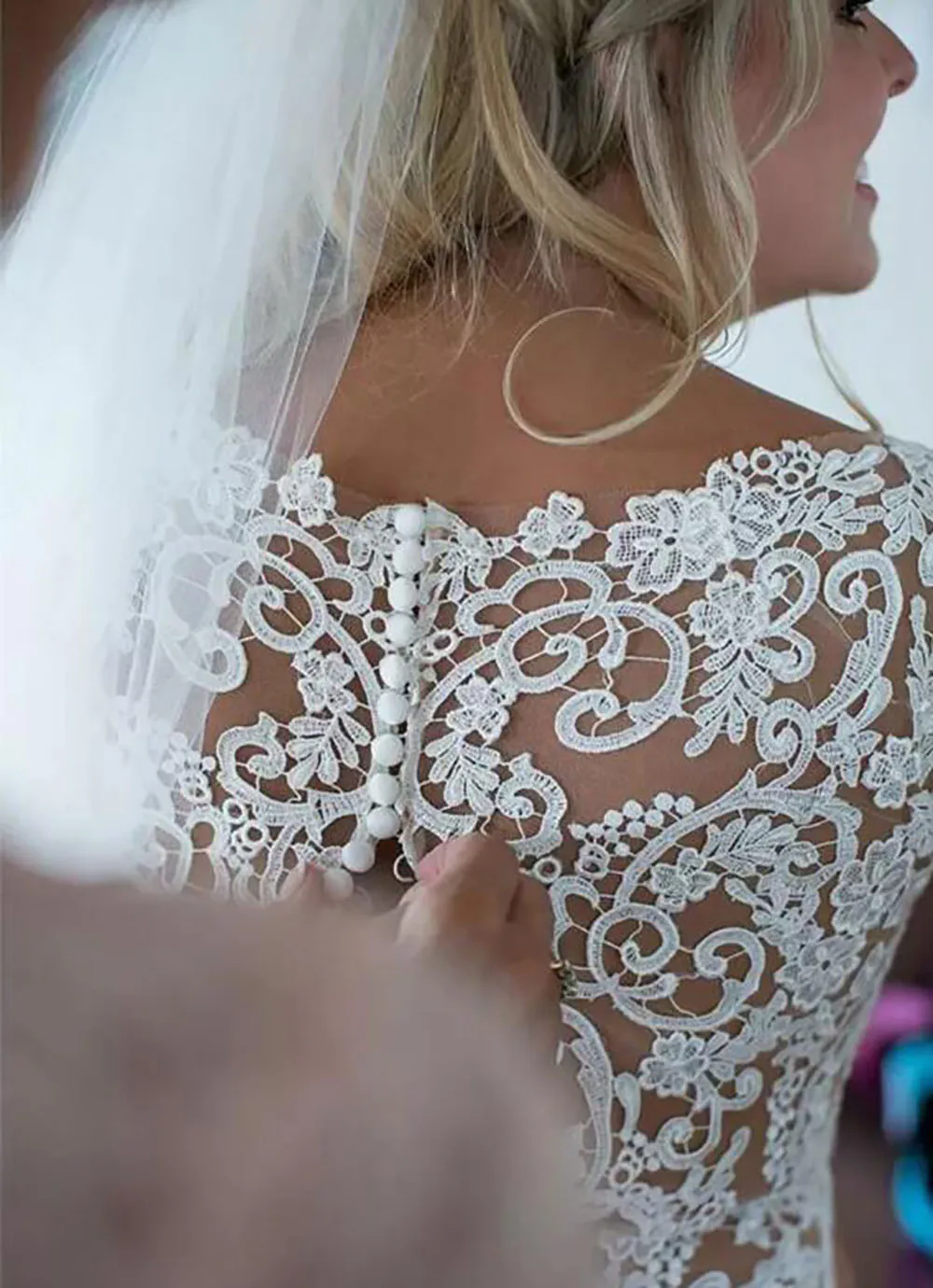 

Long Sleeve Satin Dresses Plus Size New Illusion V-Neck Applique Button Trumpet Wedding Gowns
