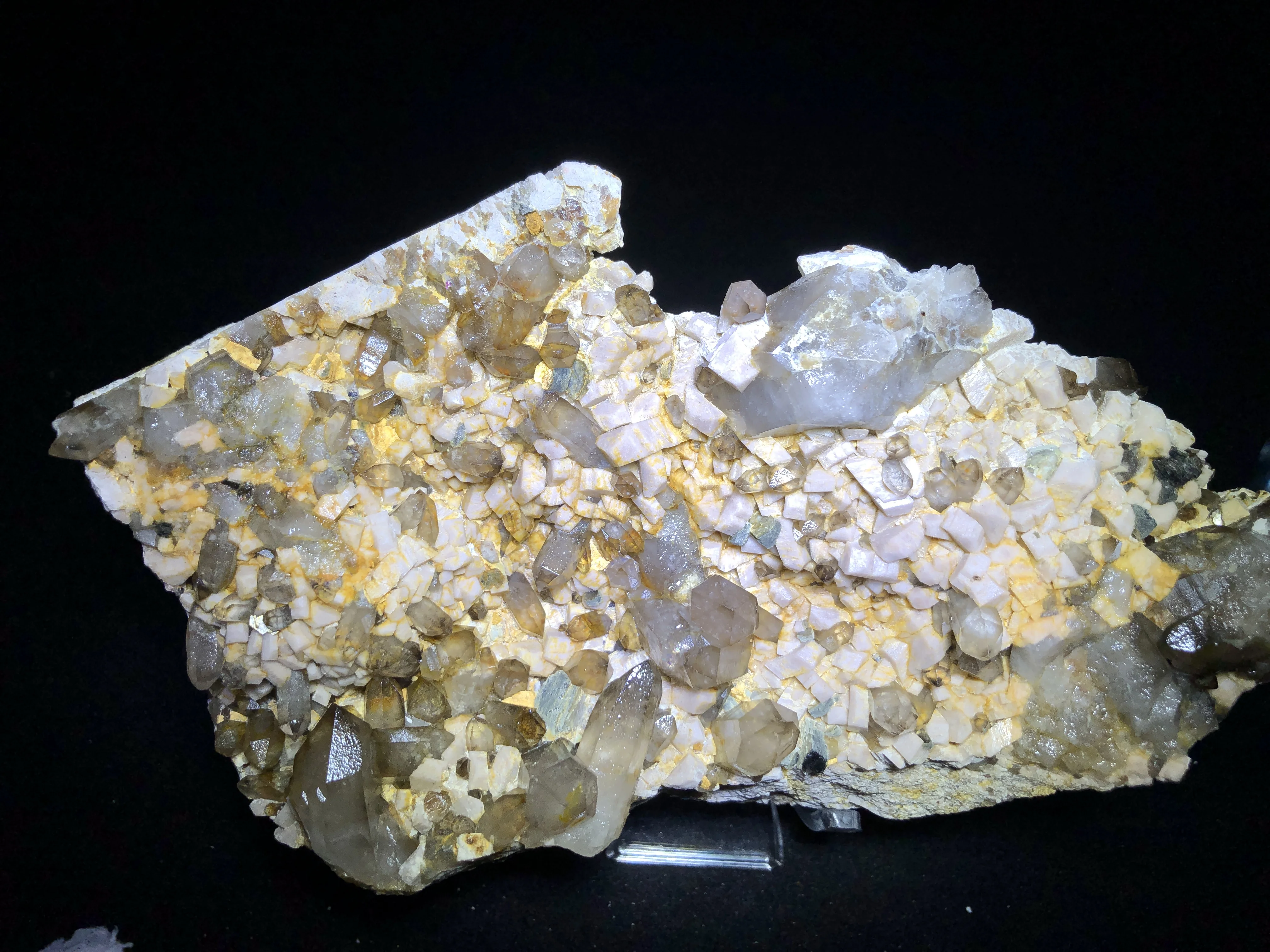 467 1 г. Редкий натуральный гранат кристалл Шестиугольная точка feldspar слюда латунь