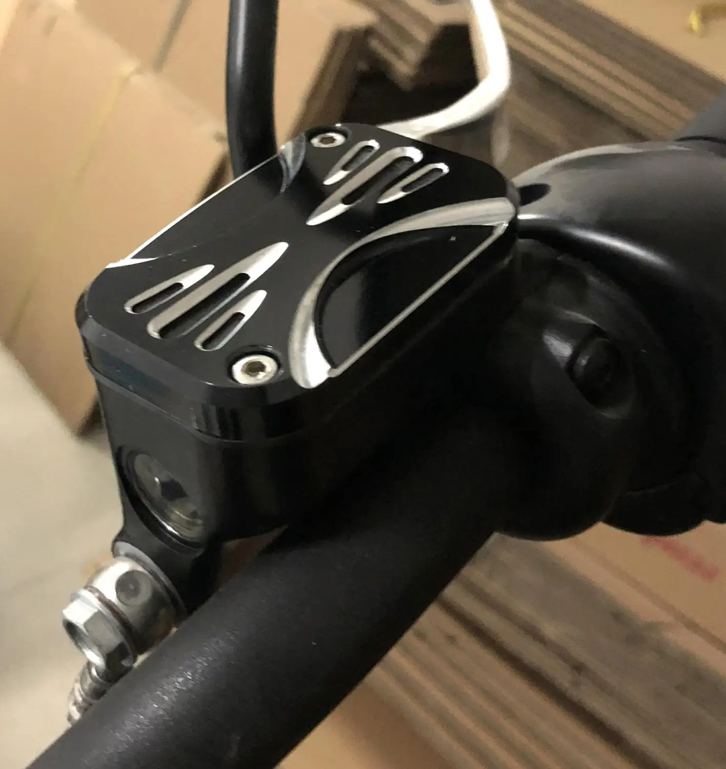 Мелкий срез главный тормозной цилиндр для переднего колеса Крышка Harley Softail FXBB
