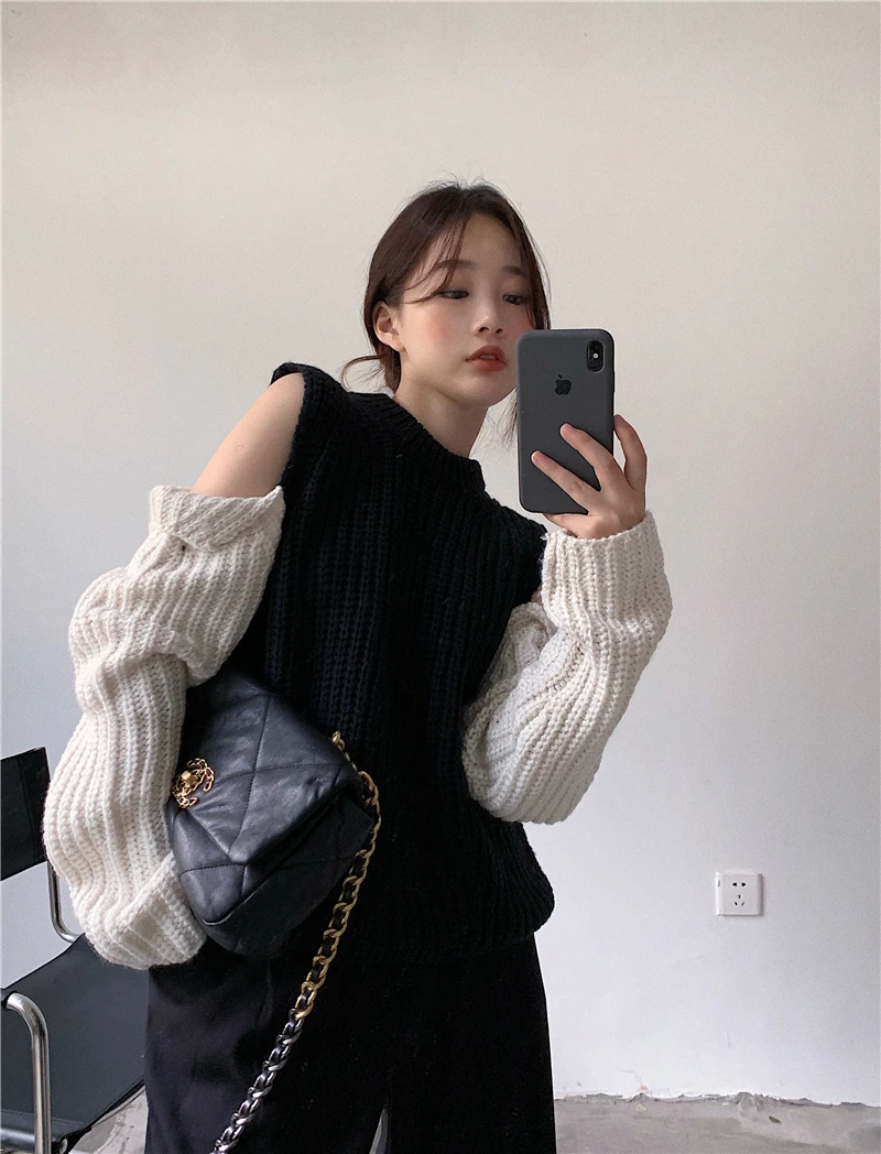 

Женский трикотажный свитер с открытыми плечами и длинным рукавом