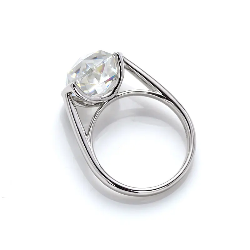 Серебряное кольцо 9 мм D VVS1 в классическом стиле с крупным центральным камнем и