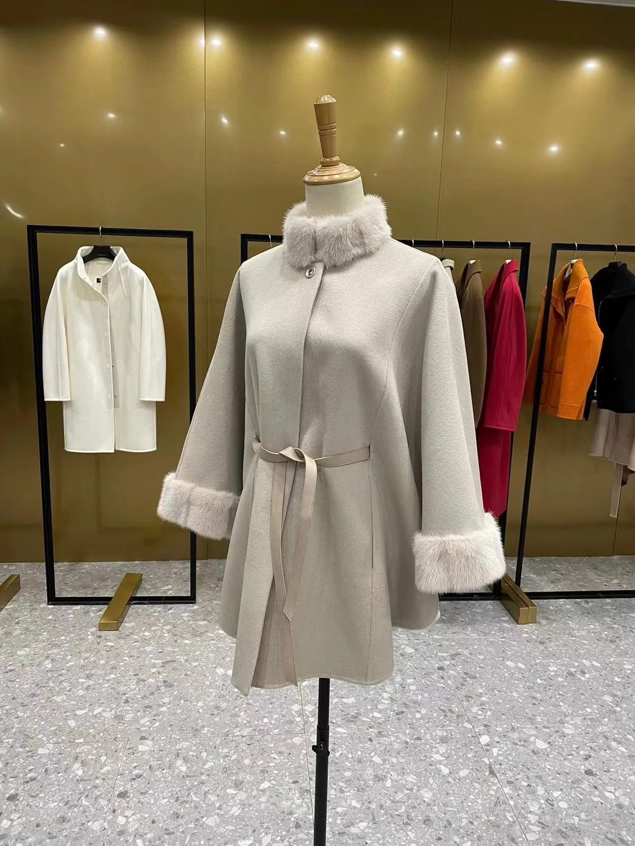 

Autumn and winter new style Italian style fur stitching cloak coat