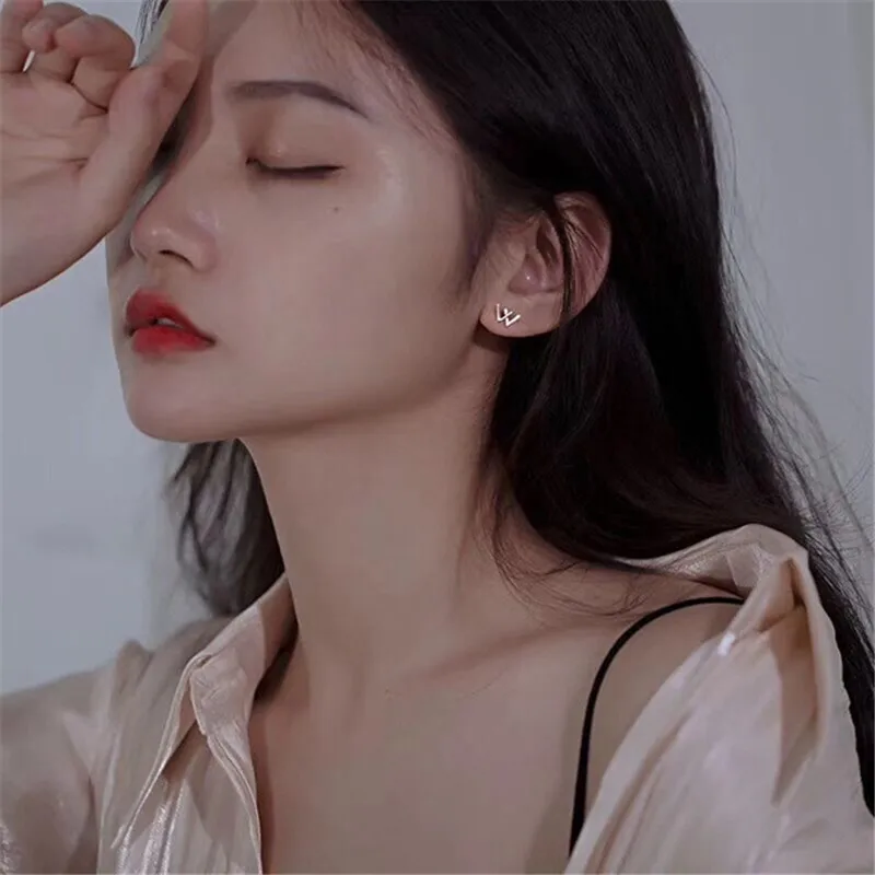 

Fashion Double V Letter W Shape Korean Style Girl Cute Stud Earrings Women Fashion Korean Style Resplendent Zircon Cool Earrings