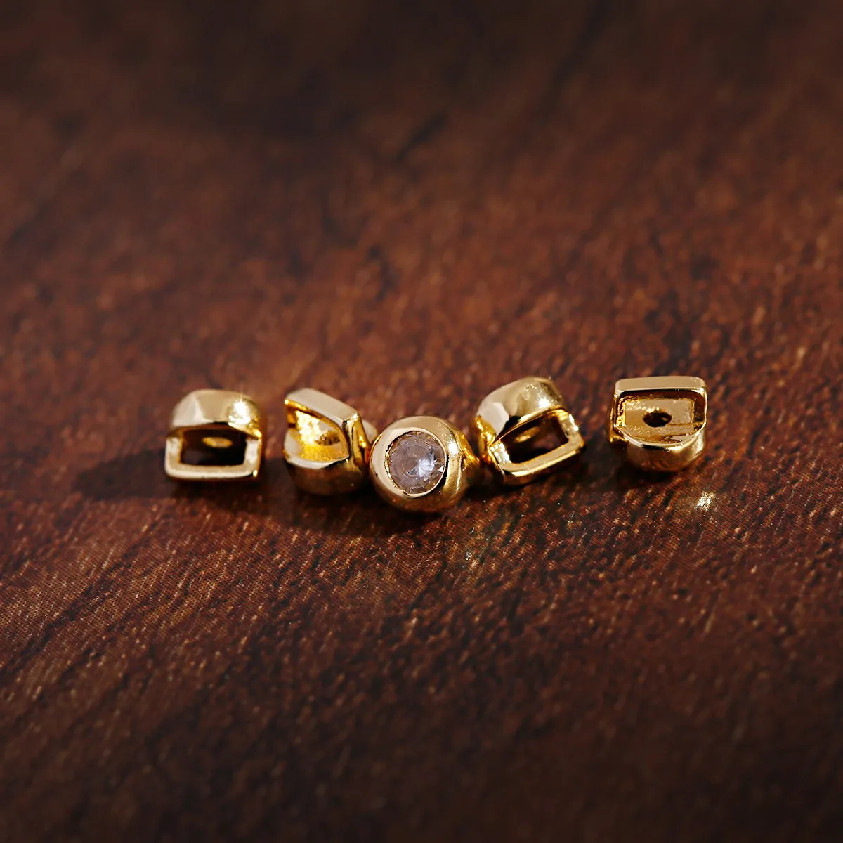 

2021 Newest Woman Simple Exquisite Golden Zircon Necklace Embellished Beads Jewelry Accessories