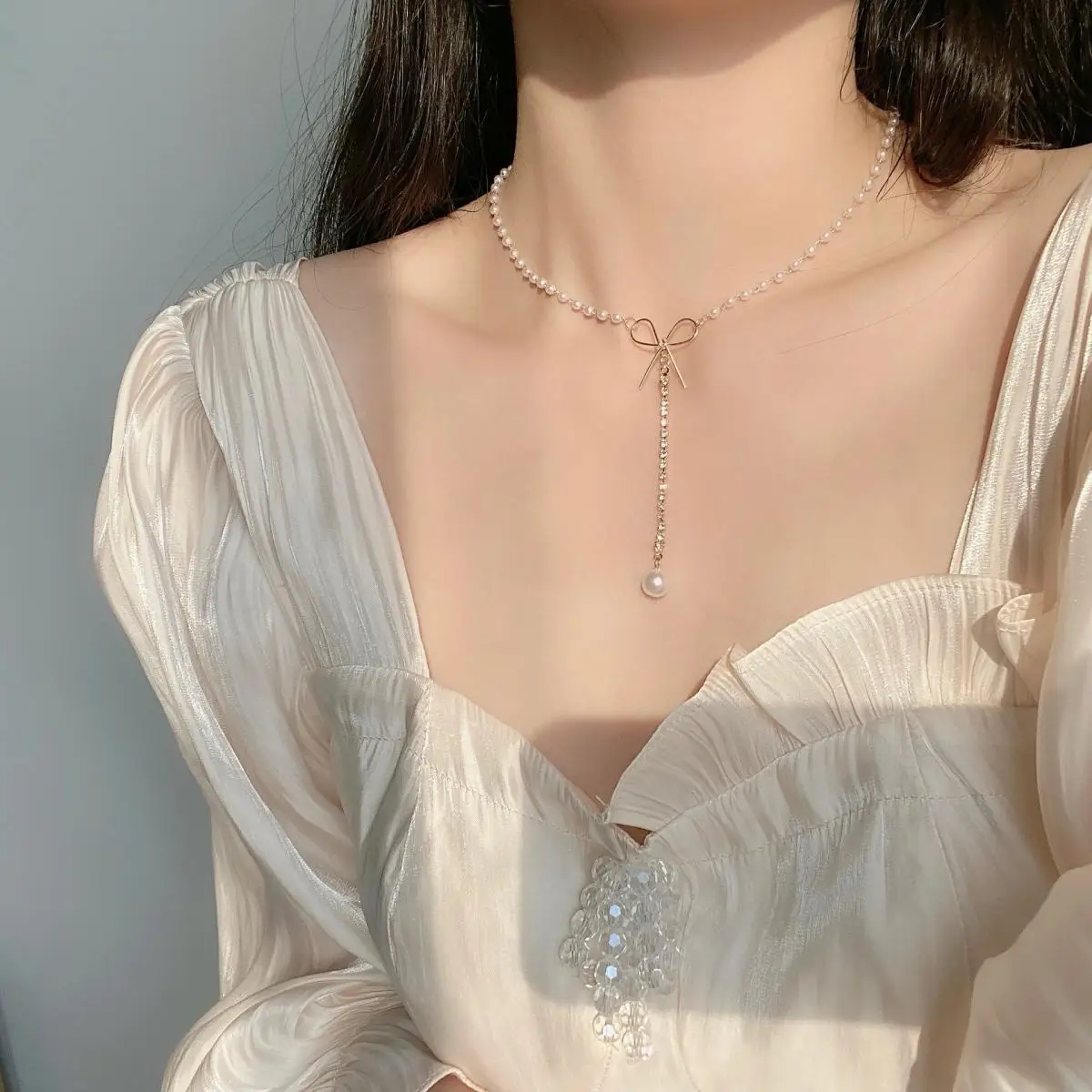 

Fashion Elegant Women Long Pearl Pendant Necklace Clavicle Choker Metal Bow Decoration Casual Engagement Wedding Necklace