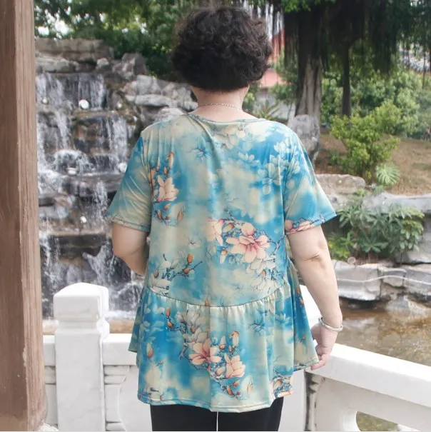 Женская футболка с коротким рукавом круглым вырезом и цветочным принтом