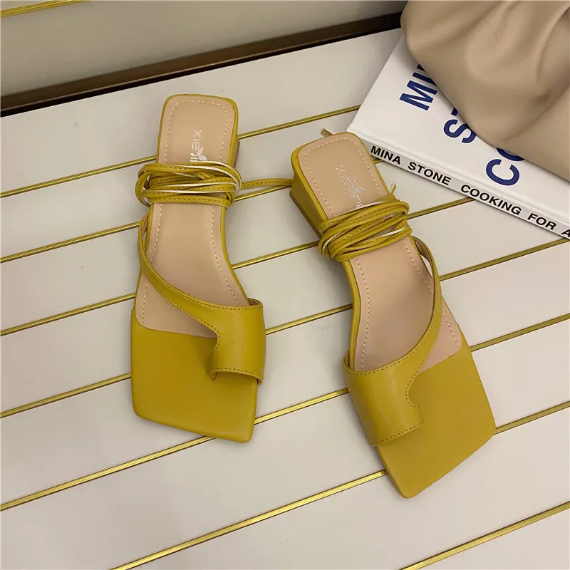 Модные женские сандалии с квадратным носком на низком каблуке брендовые