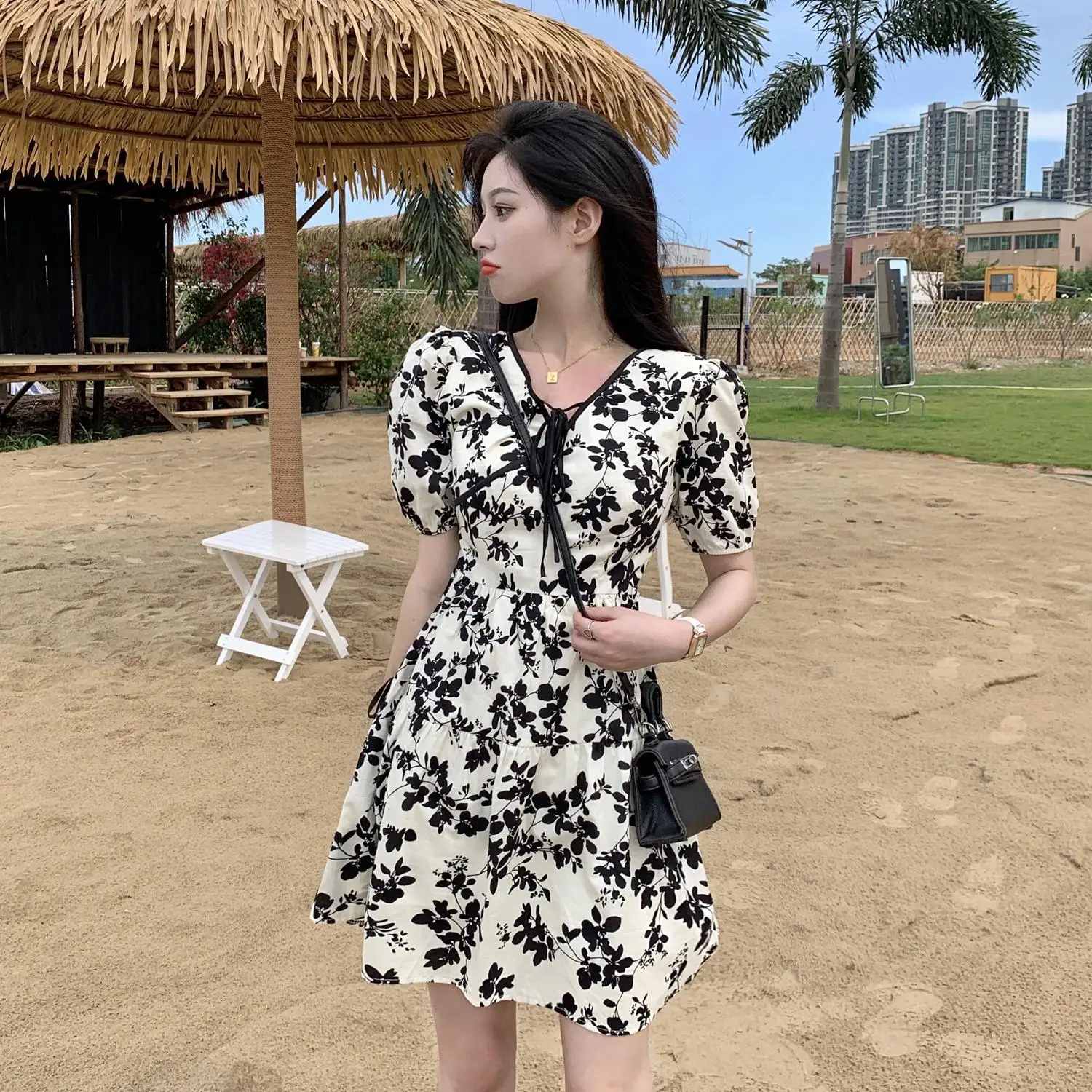 

2021 V-neck bubble sleeve floral dress women's design temperament slim waist summer cool skirt