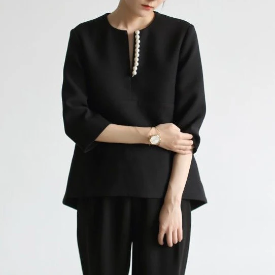 

Seven-point sleeve black shirt female design sense niche spring temperament Pearl V-neck top 2020 women fashion clothing