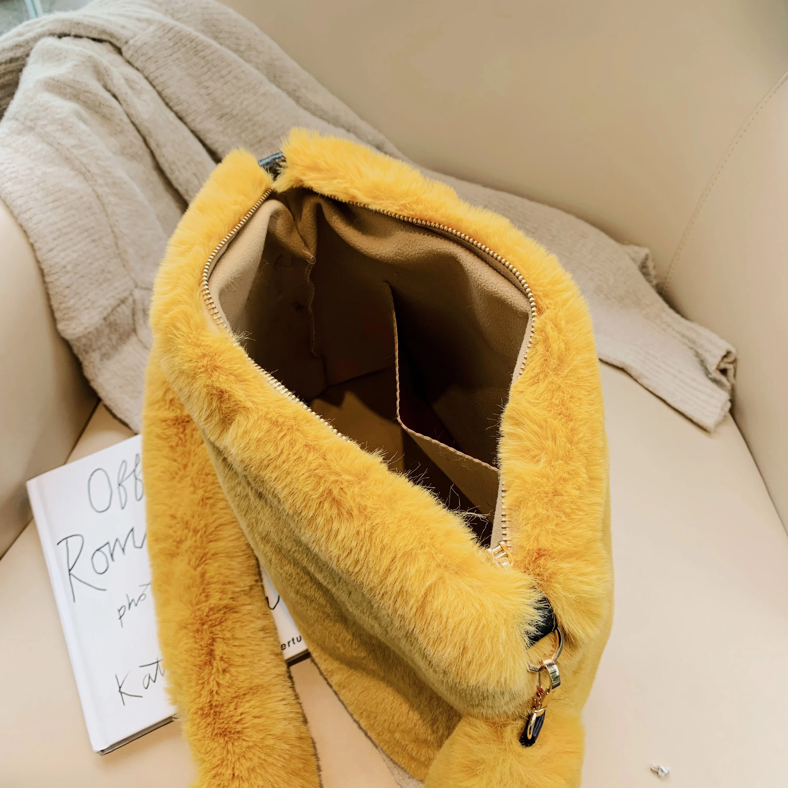 Зимняя мягкая теплая меховая сумка дизайнерская женская плюшевая на плечо