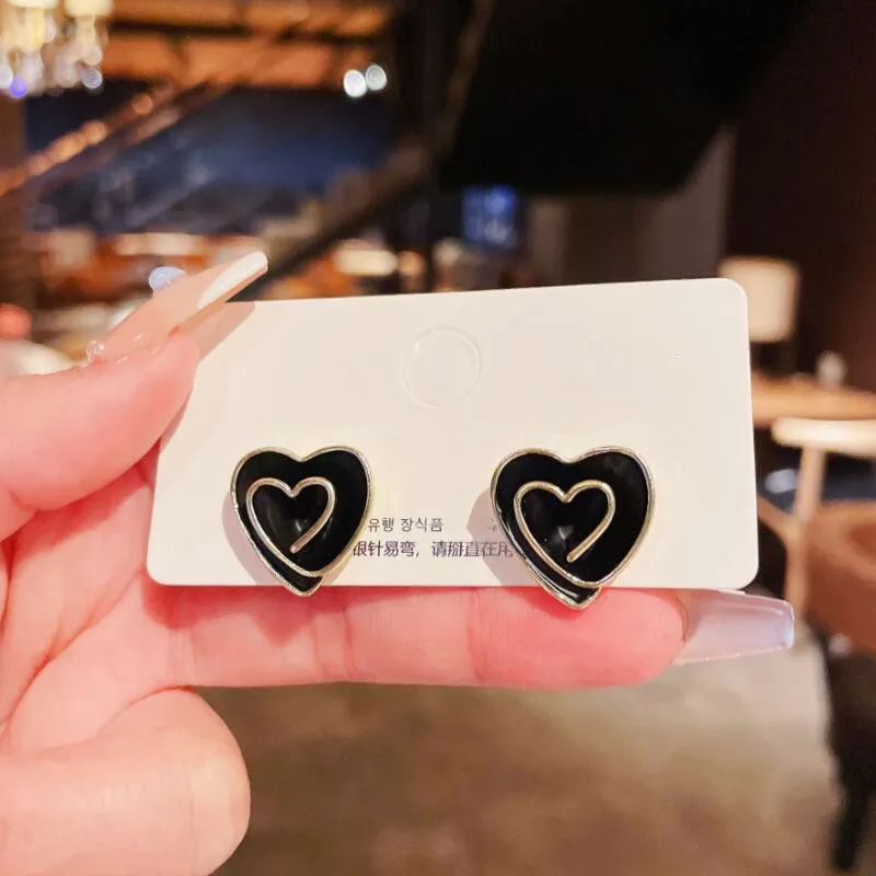 

Милые модные черные двойные серьги в форме сердца для женщин, подарки, трендовая популярная бижутерия для вечерние, корейские милые Эффектн...