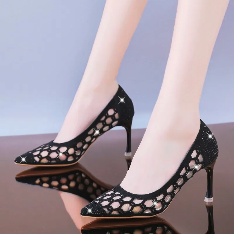 Женские пикантные летние туфли с вырезами и острым носком Цвет золотой черный