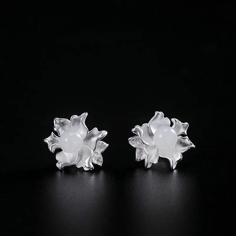 Женские серьги-гвоздики из серебра 100% пробы с белыми нефритовыми цветами |
