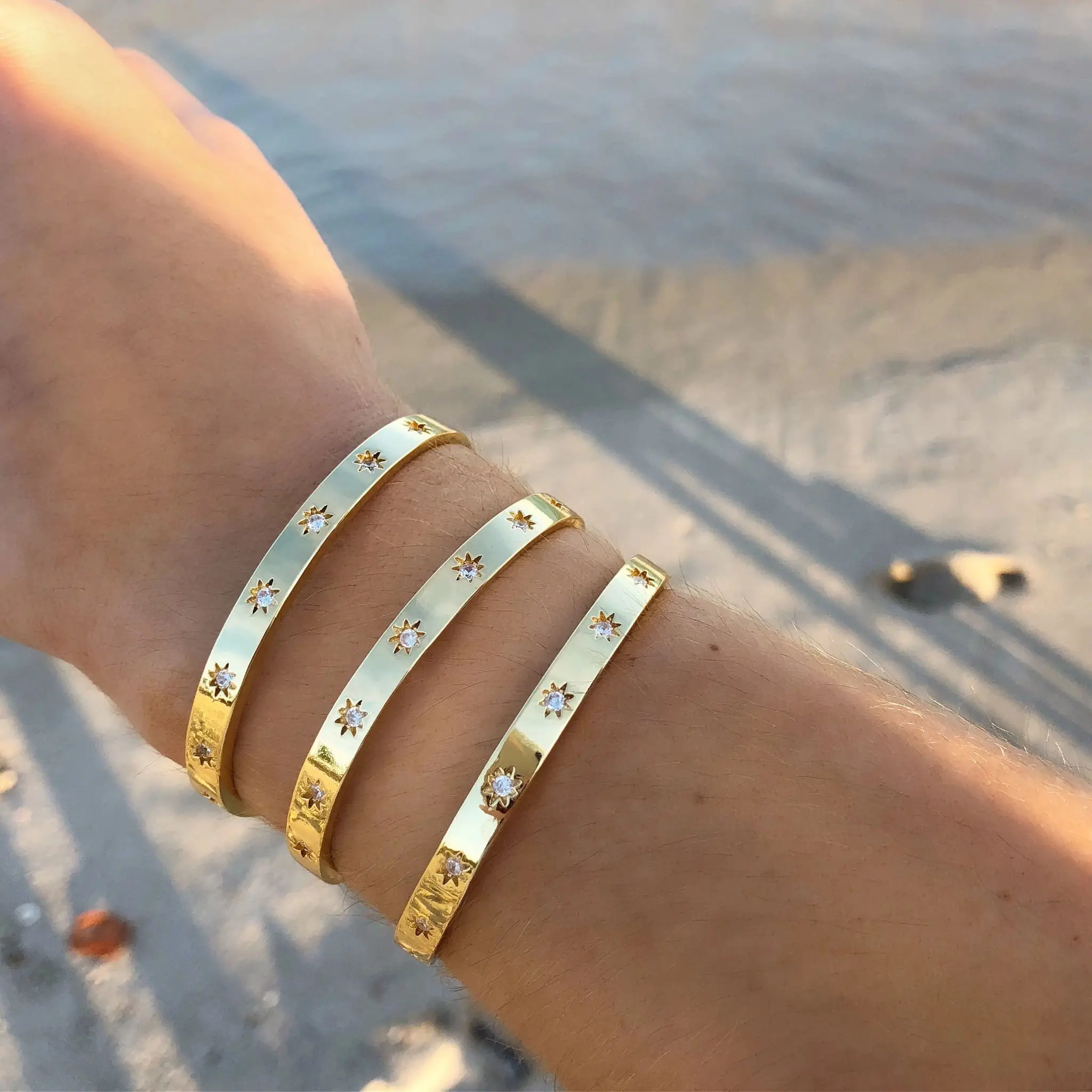 Женские браслеты с подвесками открытые шестигранным ободком циркониевые