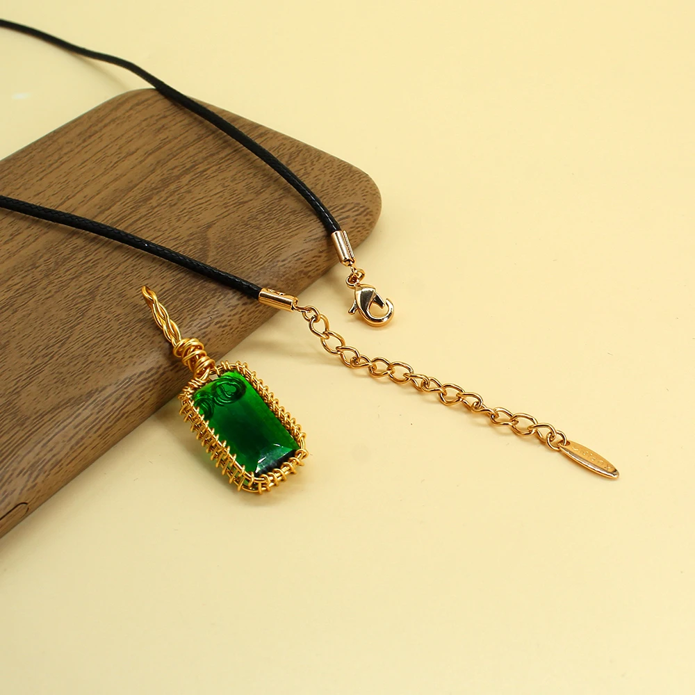 

Boho Adjustable Emerald Stone Long Pendant Sweater Chain Necklace For Women Fashionable Simple Geometric Leather Choker Party
