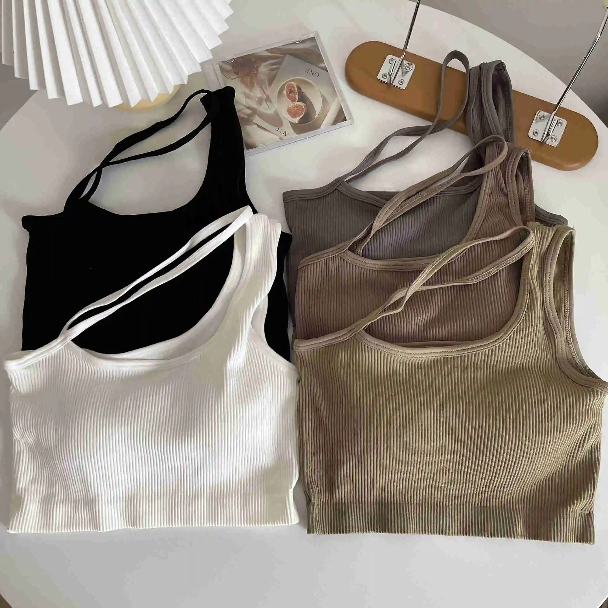 

Спортивный женский топ на бретельках