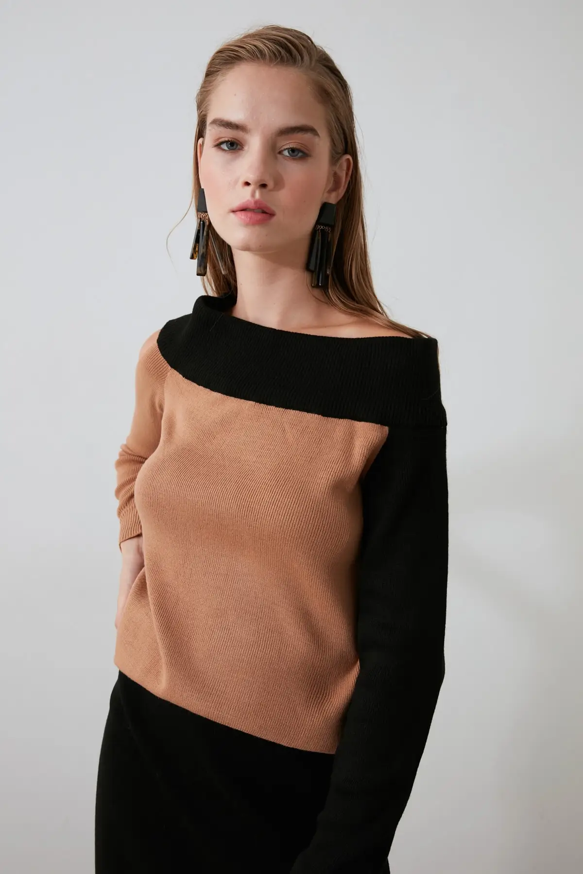 

Trendyol With Color Block One Shoulder Knitwear Sweater TWOAW21KZ1426