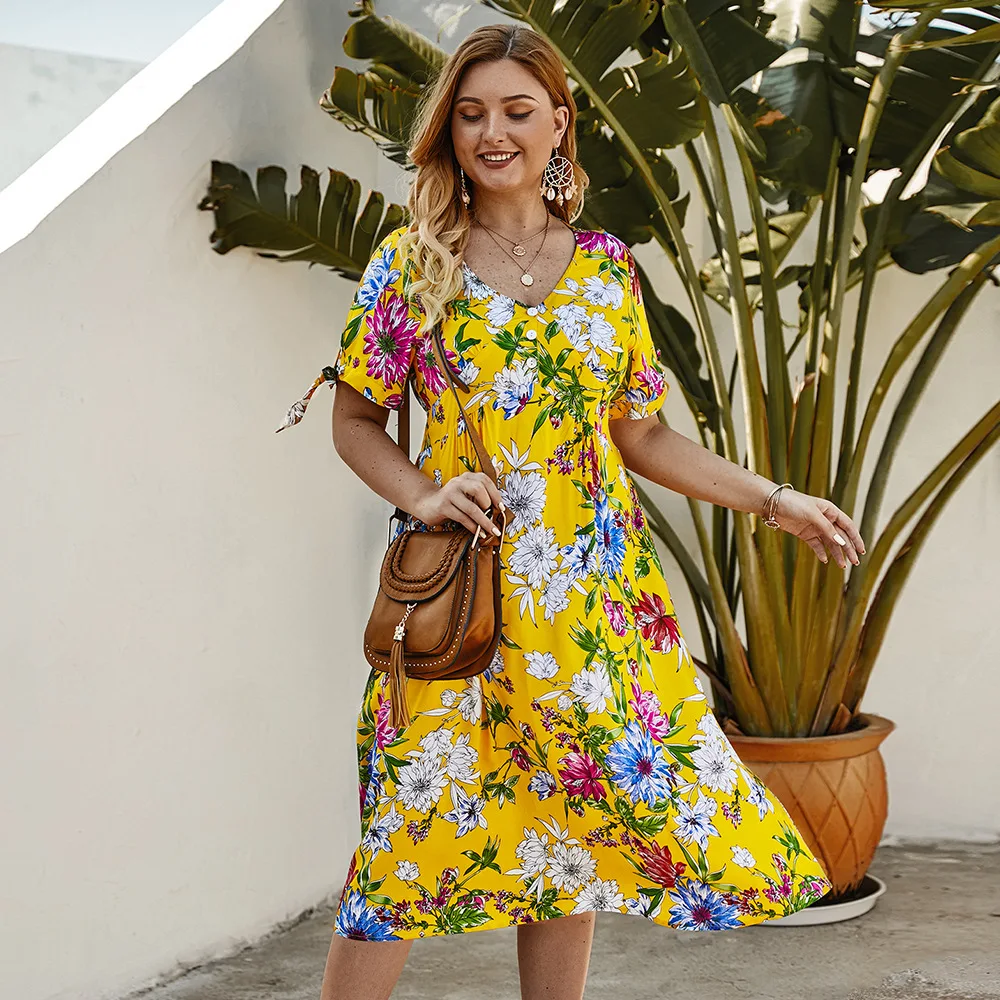 

Женское летнее платье-миди с цветочным принтом и V-образным вырезом