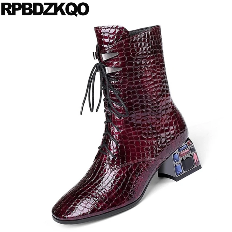 Женские ботильоны со змеиным принтом винно красные ботинки на шнуровке стразами