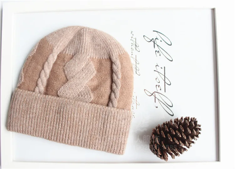 Вязаные шапочки зимнее плетеное изделие с изображением Джокера однотонный цвет