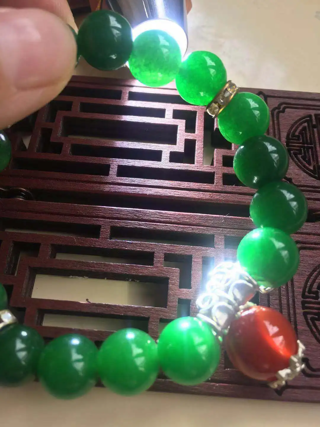 

Женский браслет из серебра 925 пробы с зелеными нефритовыми изумрудами и бусинами из красного агата