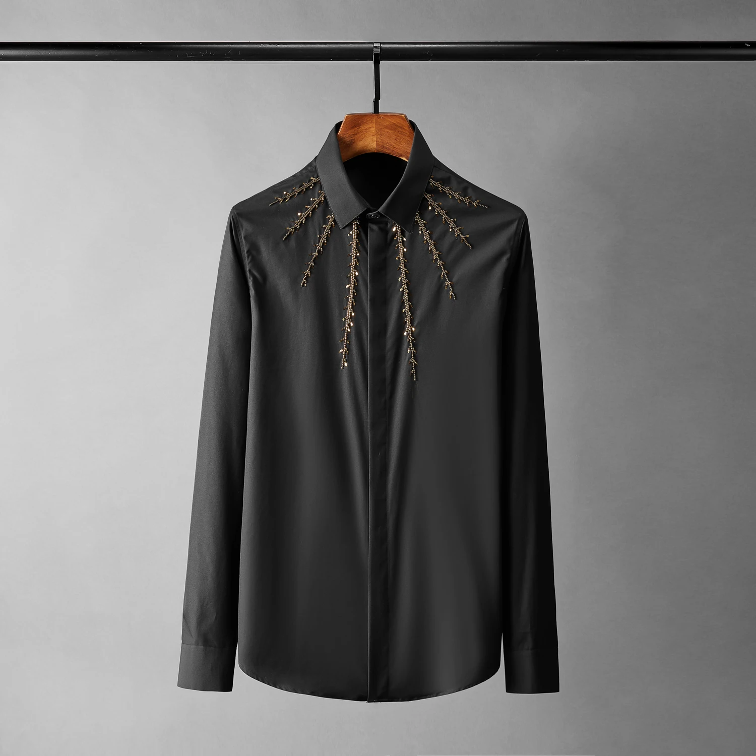 Мужские черно белые роскошные золотые шипы с бусинами и длинным рукавом