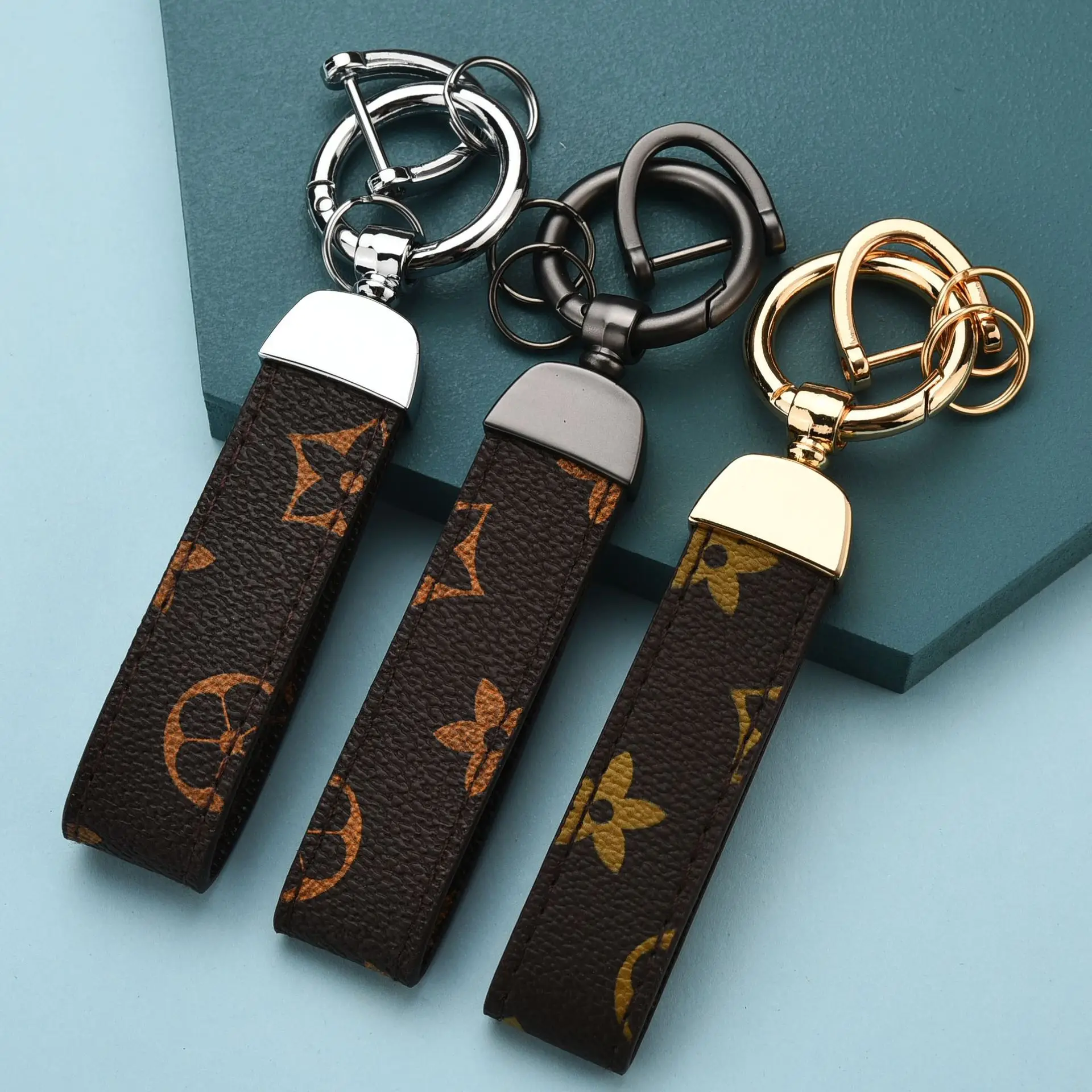 

Luxury Presbyopic Leather Keychain 360 Degree Rotating Horseshoe Buckle Car Keychain High-end Male And Female Key Chain